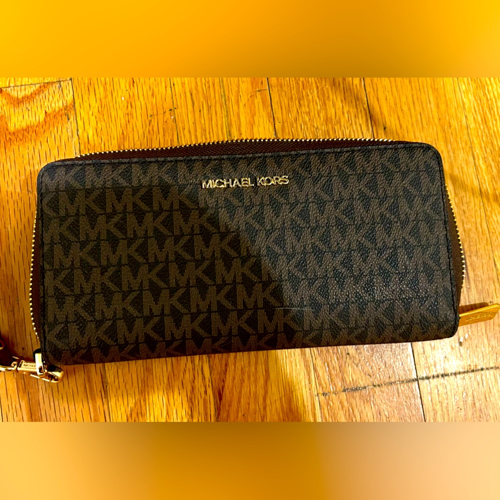 Michael Kors wallet - another listing has the bag that matches it.
